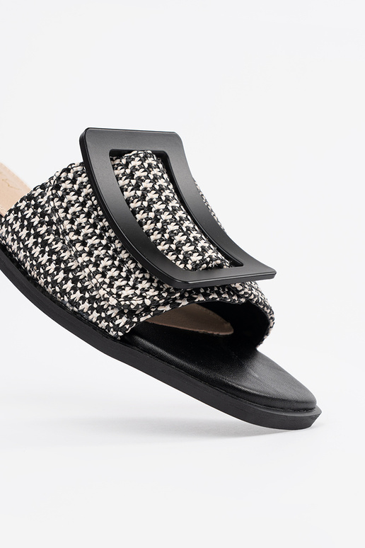 Melni balti plakani iešļūcenes Melni balti plakani iešļūcenes