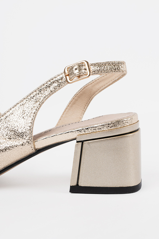 Zelta zamša sieviešu sandalīši uz... Zelta zamša sieviešu sandalīši uz...