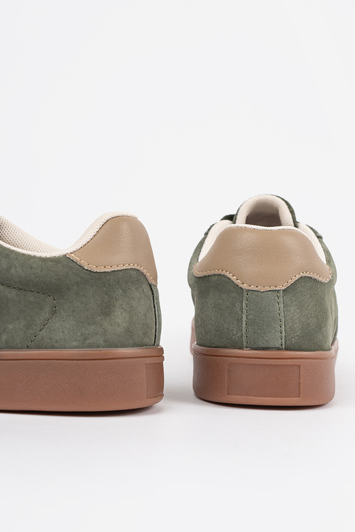 Zaļie zamša sieviešu sporta apavi... Zaļie zamša sieviešu sporta apavi...