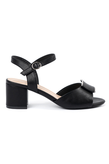 Sieviešu sandales ar papēdi...