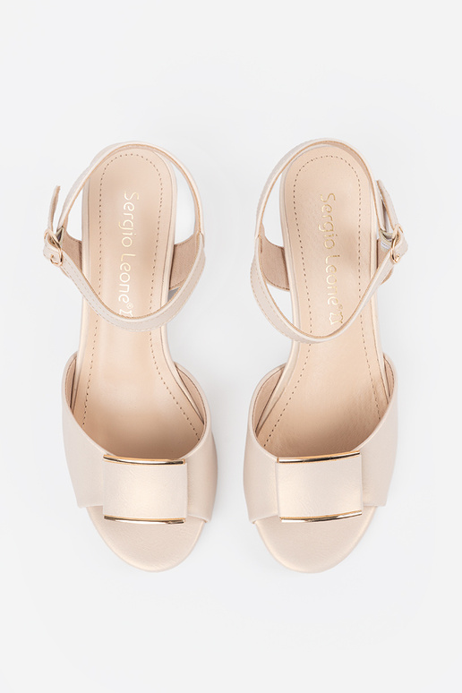 Brūnas sieviešu sandales uz plakanā...