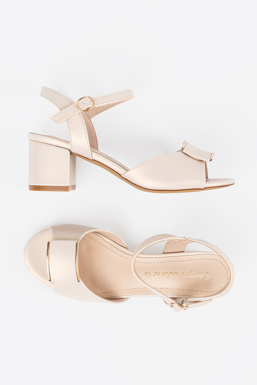 Brūnas sieviešu sandales uz plakanā...