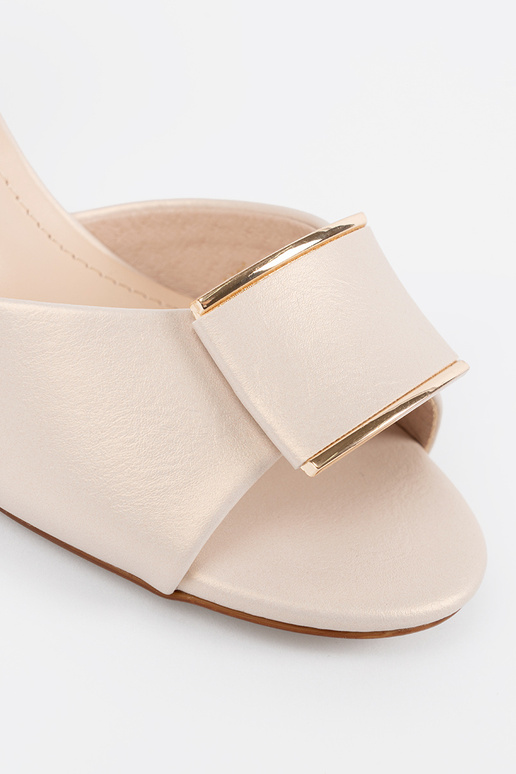 Brūnas sieviešu sandales uz plakanā...