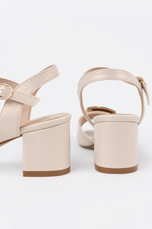 Brūnas sieviešu sandales uz plakanā...