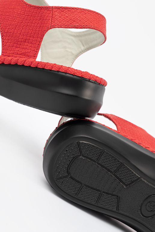 Sandales ar ādas ieliktņiem sarkanā...