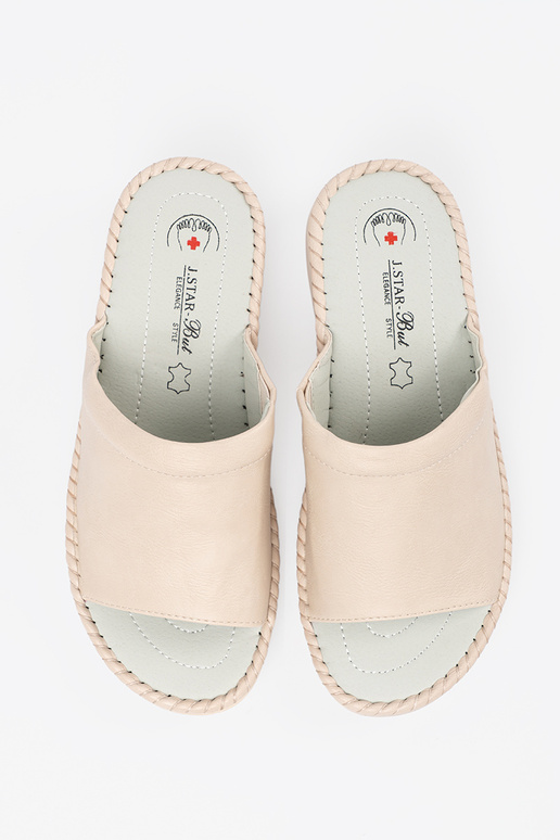 Čības ar ādas ieliktņiem ziloņa kaula...