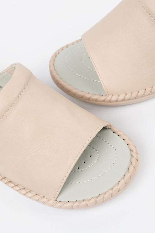 Čības ar ādas ieliktņiem ziloņa kaula...