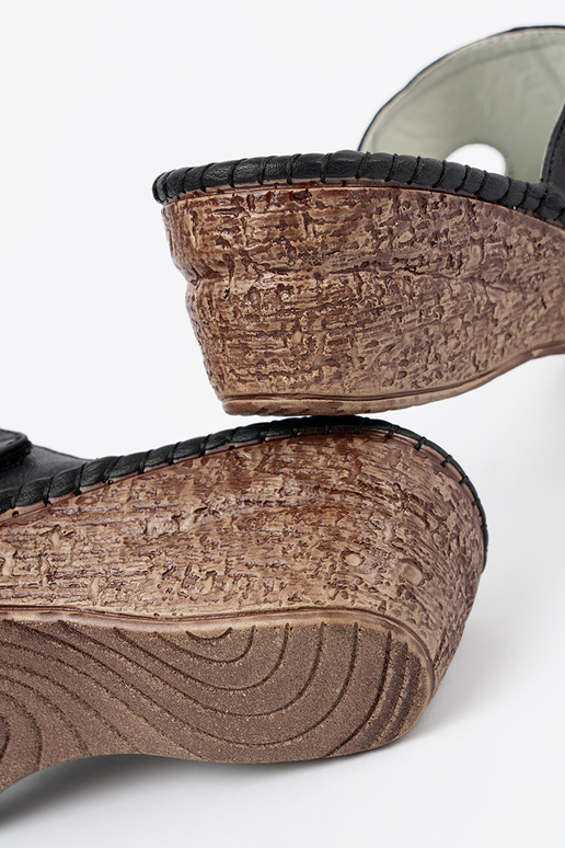 Čības uz platformas ar izgriezumiem...