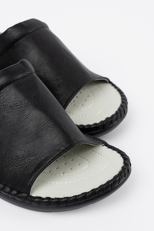 Sieviešu mēteļi ar ādas ieliktņiem...