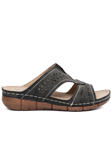 Mēteļi uz platformas melnā...