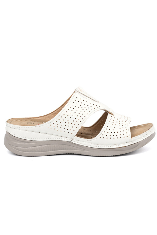 Ērti čības ar aprīkojumu baltā krāsā