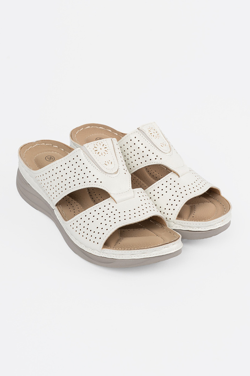 Ērti čības ar aprīkojumu baltā krāsā