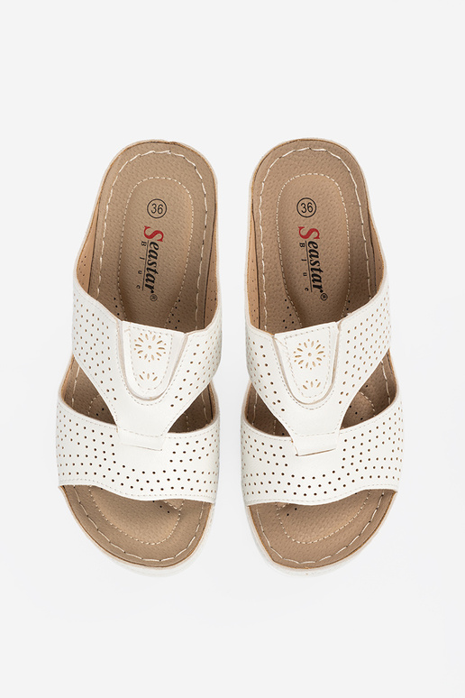 Ērti čības ar aprīkojumu baltā krāsā