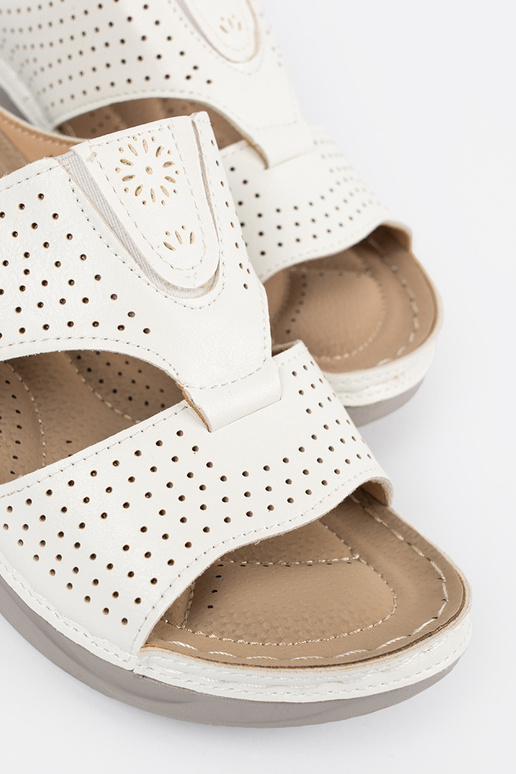 Ērti čības ar aprīkojumu baltā krāsā