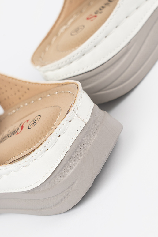 Ērti čības ar aprīkojumu baltā krāsā