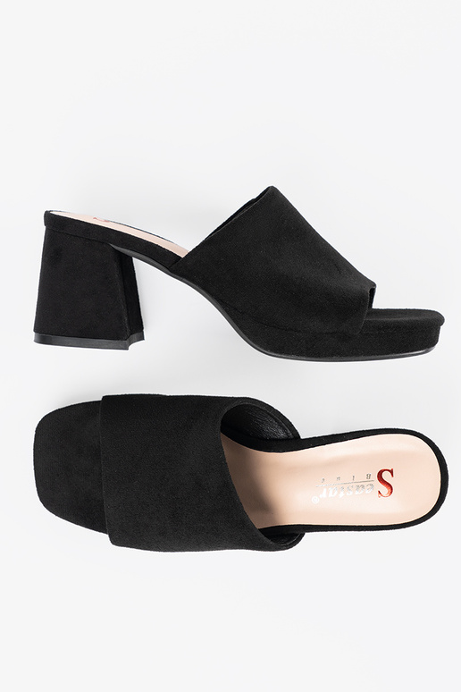 Sieviešu čības uz augstiem papēžiem...