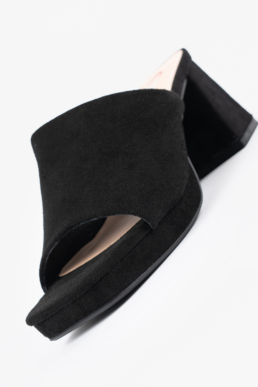 Sieviešu čības uz augstiem papēžiem...