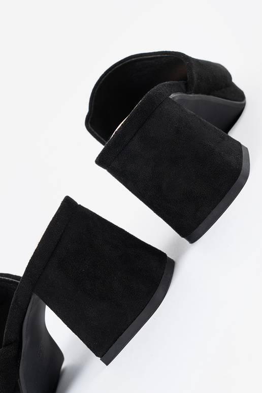 Sieviešu čības uz augstiem papēžiem...