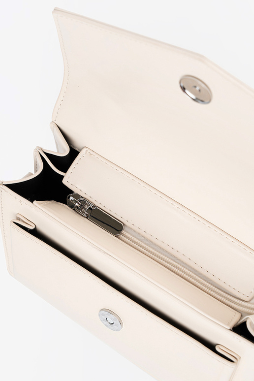 Spilgtā smilšu krāsā mazā eleganta...