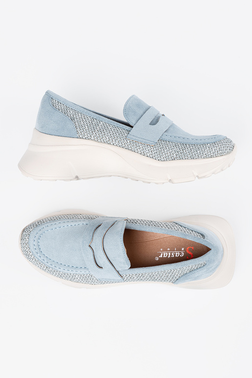 Zilas krāsas kurpes uz biezas zoles Zilas krāsas kurpes uz biezas zoles