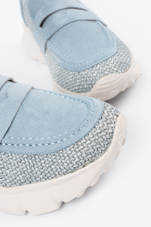 Zilas krāsas kurpes uz biezas zoles Zilas krāsas kurpes uz biezas zoles