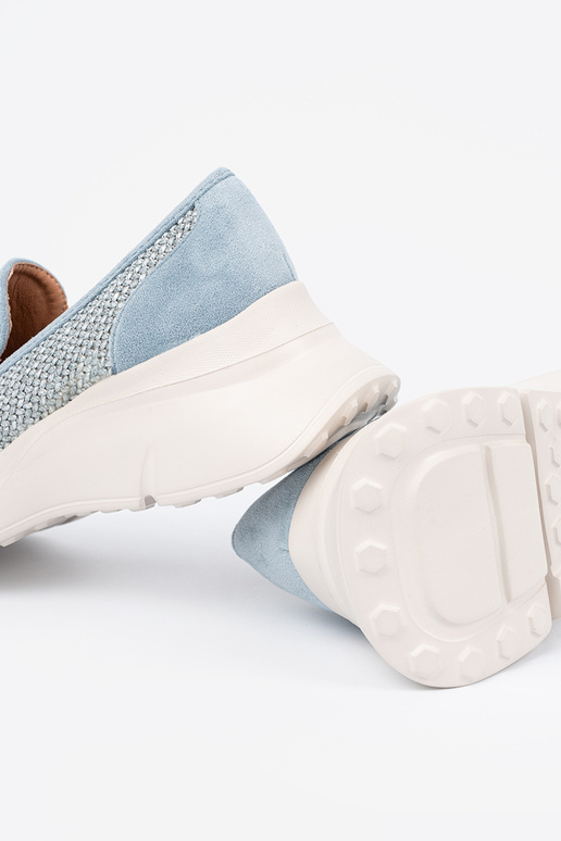 Zilas krāsas kurpes uz biezas zoles Zilas krāsas kurpes uz biezas zoles