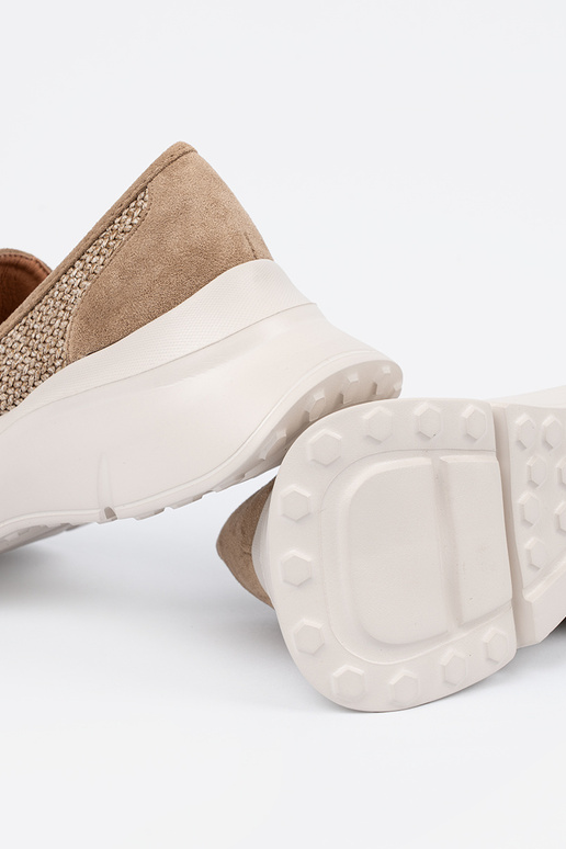 smilšu krāsas kurpes uz biezas zoles