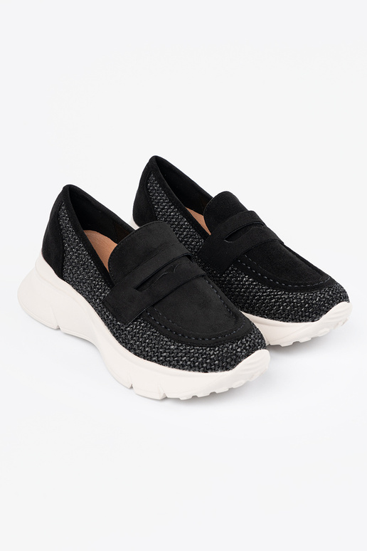 melnas krāsas kurpes uz biezas zoles