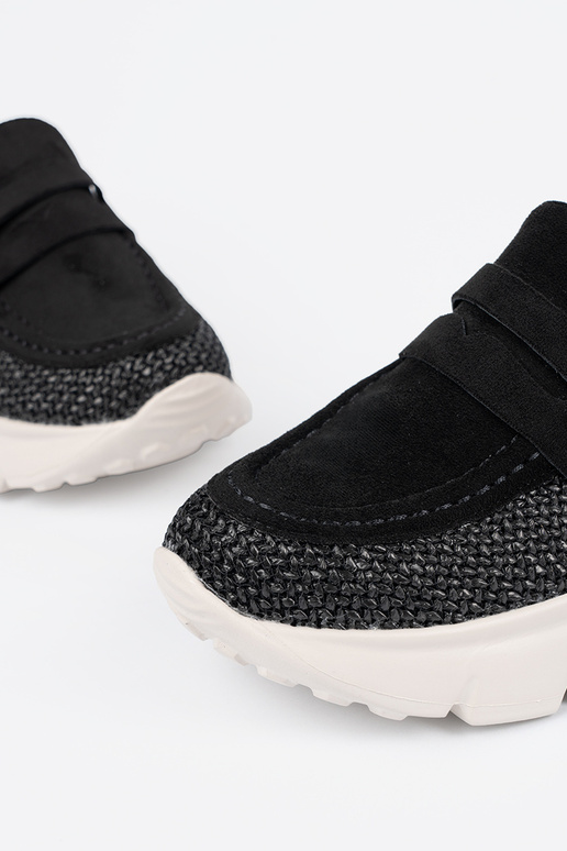 melnas krāsas kurpes uz biezas zoles