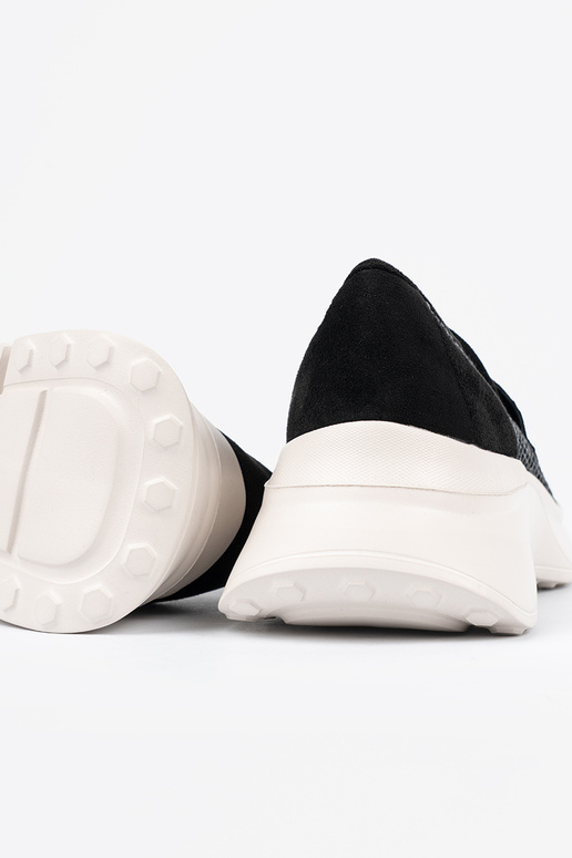 melnas krāsas kurpes uz biezas zoles