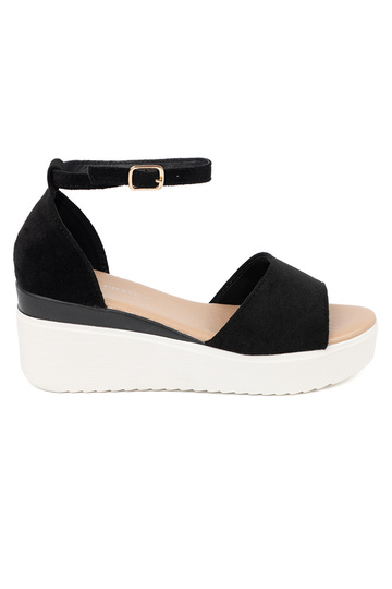 melnas krāsas kurpes...