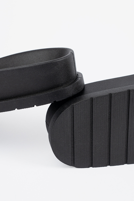 Melns-brūnas krāsas čības ze zdobieniem Melns-brūnas krāsas čības ze zdobieniem