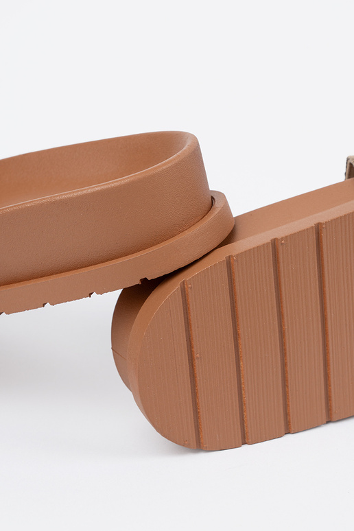 brūnas krāsas čības ze zdobieniem brūnas krāsas čības ze zdobieniem