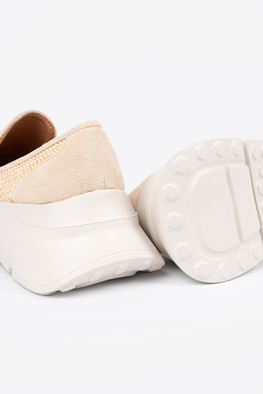 Ziloņkaula krāsas kurpes uz biezas zoles