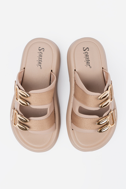 Smilšu krāsas čības ar zelta sprādzēm...