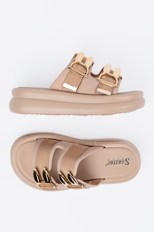 Smilšu krāsas čības ar zelta sprādzēm...