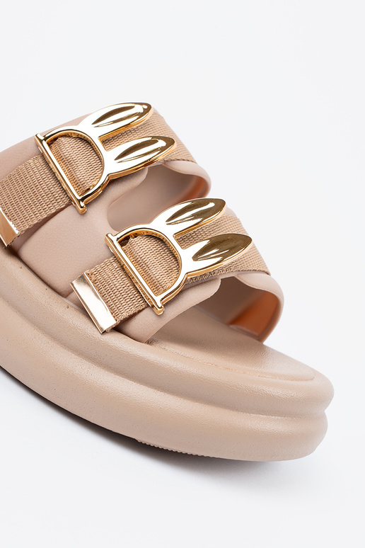 Smilšu krāsas čības ar zelta sprādzēm...