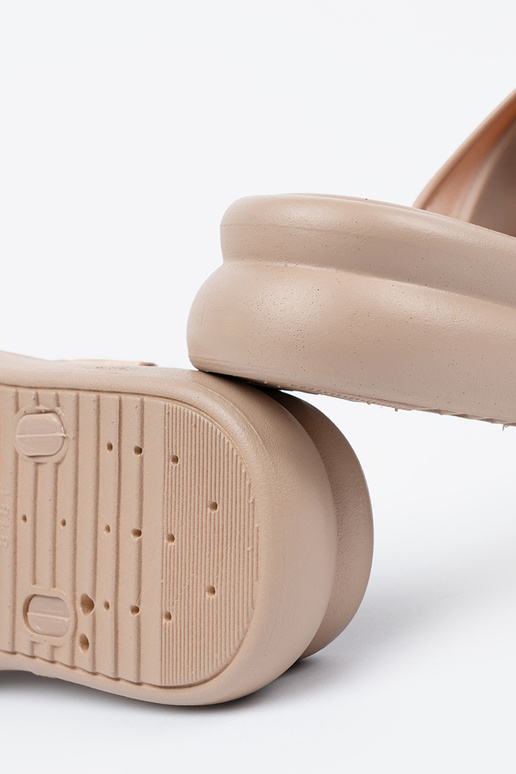 Smilšu krāsas čības ar zelta sprādzēm...