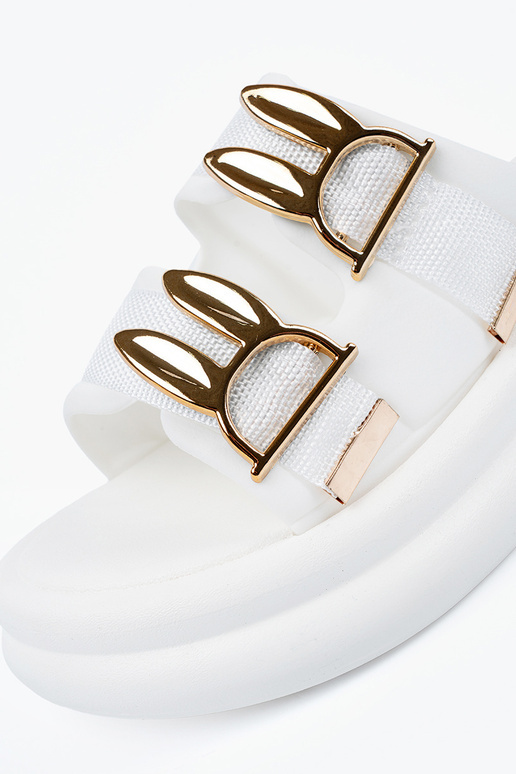 Baltas krāsas čības ar zelta sprādzēm...