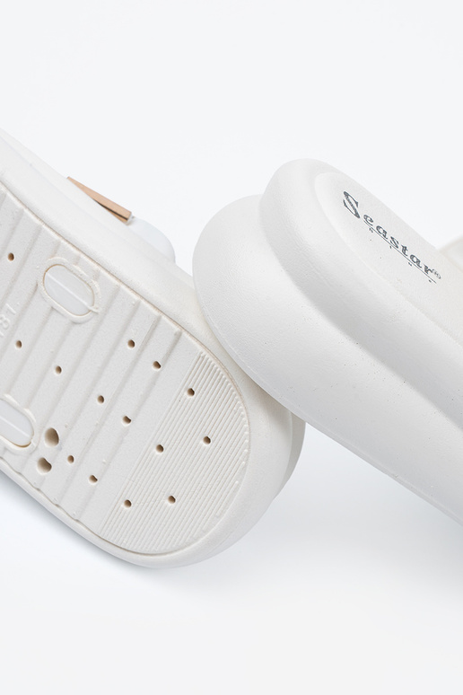 Baltas krāsas čības ar zelta sprādzēm...