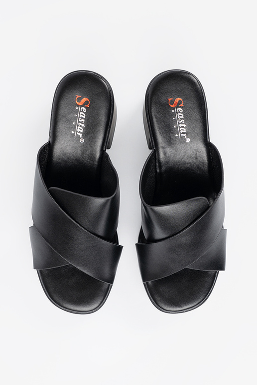 melnas krāsas čības uz papēža