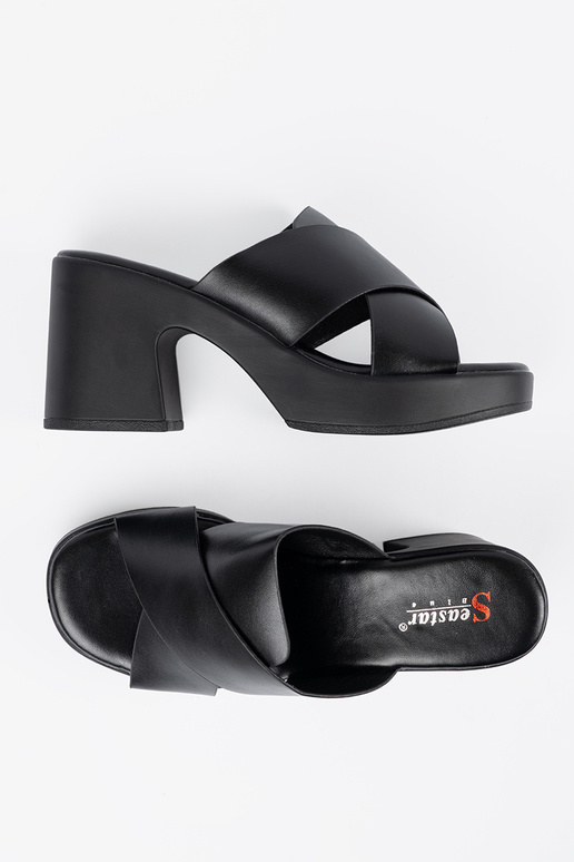 melnas krāsas čības uz papēža