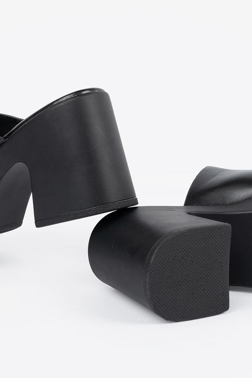 melnas krāsas čības uz papēža