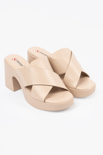 smilšu krāsas čības uz papēža