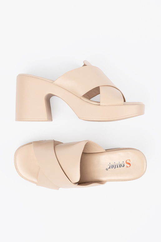 smilšu krāsas čības uz papēža smilšu krāsas čības uz papēža