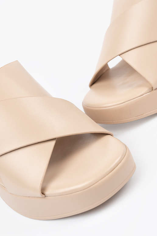 smilšu krāsas čības uz papēža smilšu krāsas čības uz papēža