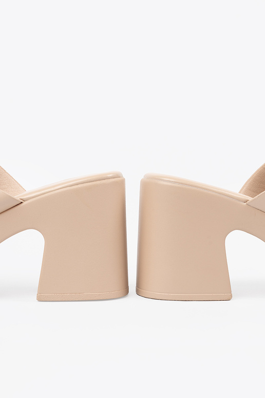 smilšu krāsas čības uz papēža smilšu krāsas čības uz papēža