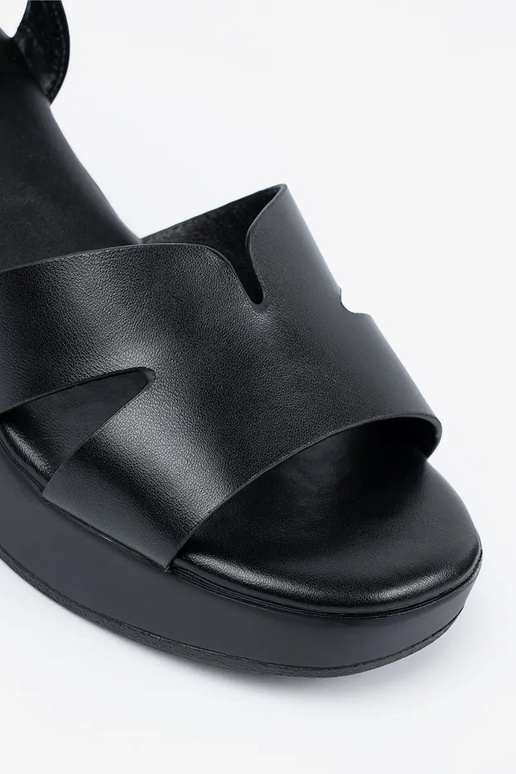 Melnas sandales ar papēžiem Melnas sandales ar papēžiem