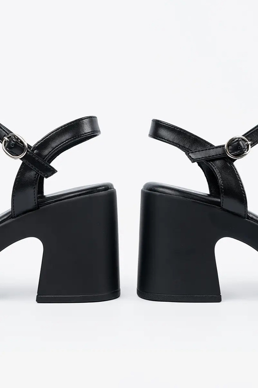 Melnas sandales ar papēžiem Melnas sandales ar papēžiem