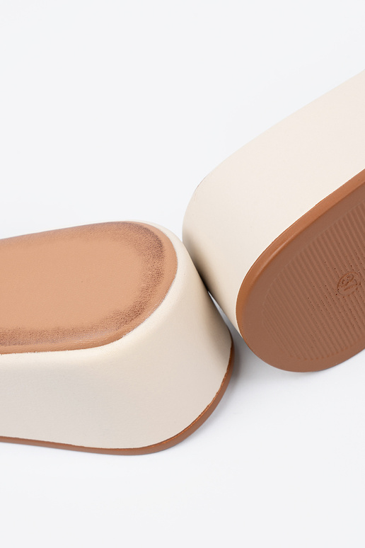 Izteikta smilšu krāsas sieviešu čības...